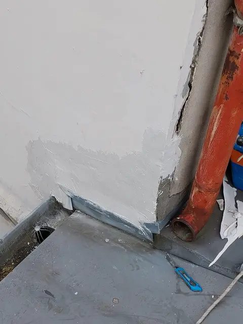 Arase béton fissurée et délitée en bord de terrasse, avant reprise de maçonnerie